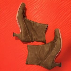 Carmel Brown bootie with pink stitching